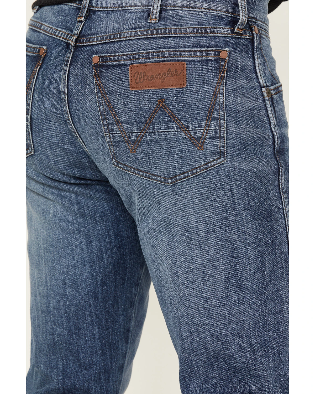 Wrangler Men's 88MWZ Retro Sawdust Medium Wash Slim Straight Denim Jeans - Tall - Image 4